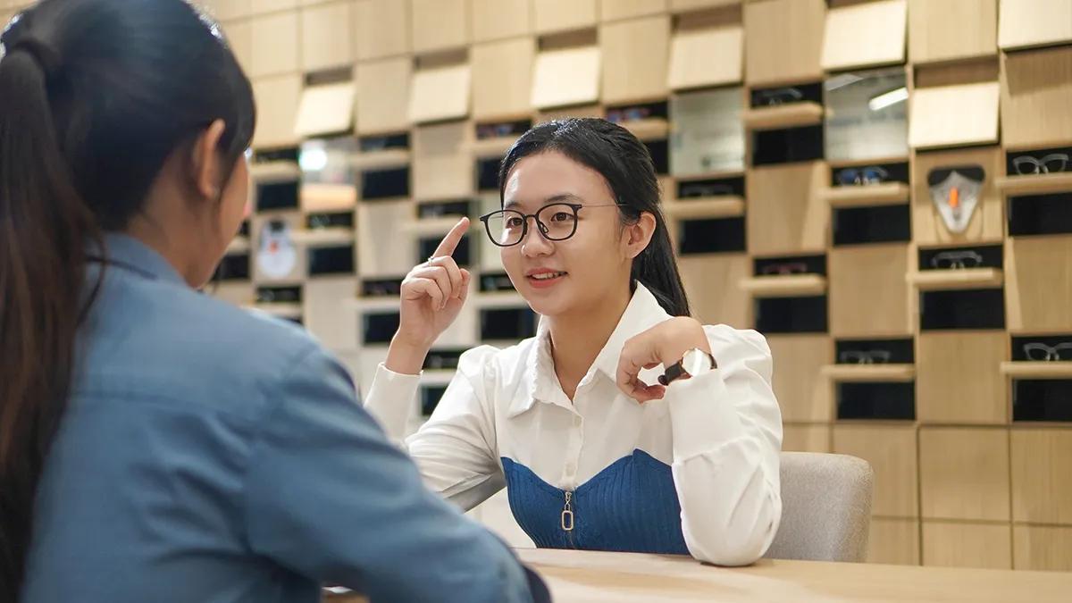 seorang pelanggan wanita sedang duduk untuk berkonsultasi mengenai kacamata custom size viuum