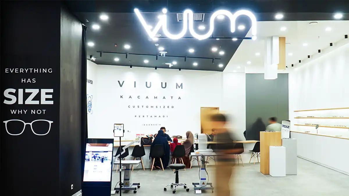 tampak depan toko VIUUM Eyewear Living World Grand Wisata