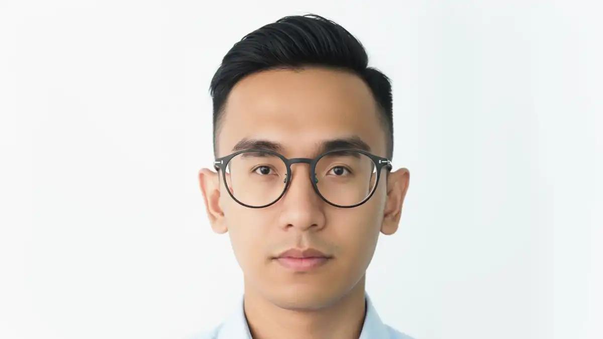 seorang pria pengguna kacamata minus tinggi dengan tampilan kacamata minus yang tebal seperti botol kaca