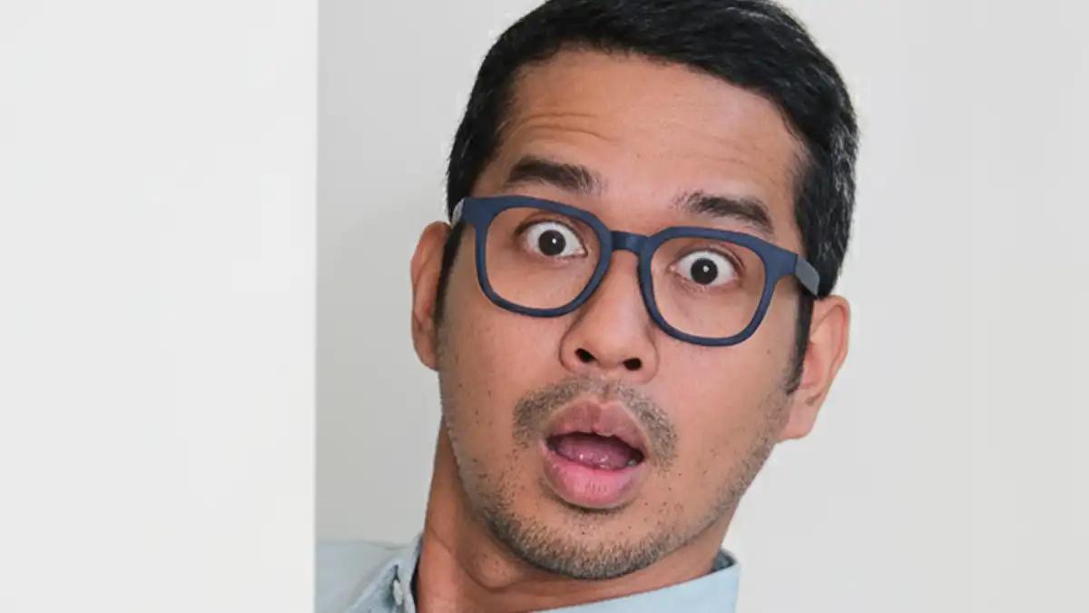 seorang pekerja pria menggunakan kacamata viuum bold series