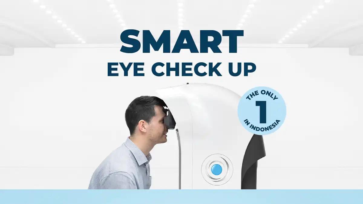 seorang pria sedang melakukan pengecekan mata dengan menggunakan smart eye check up viuum