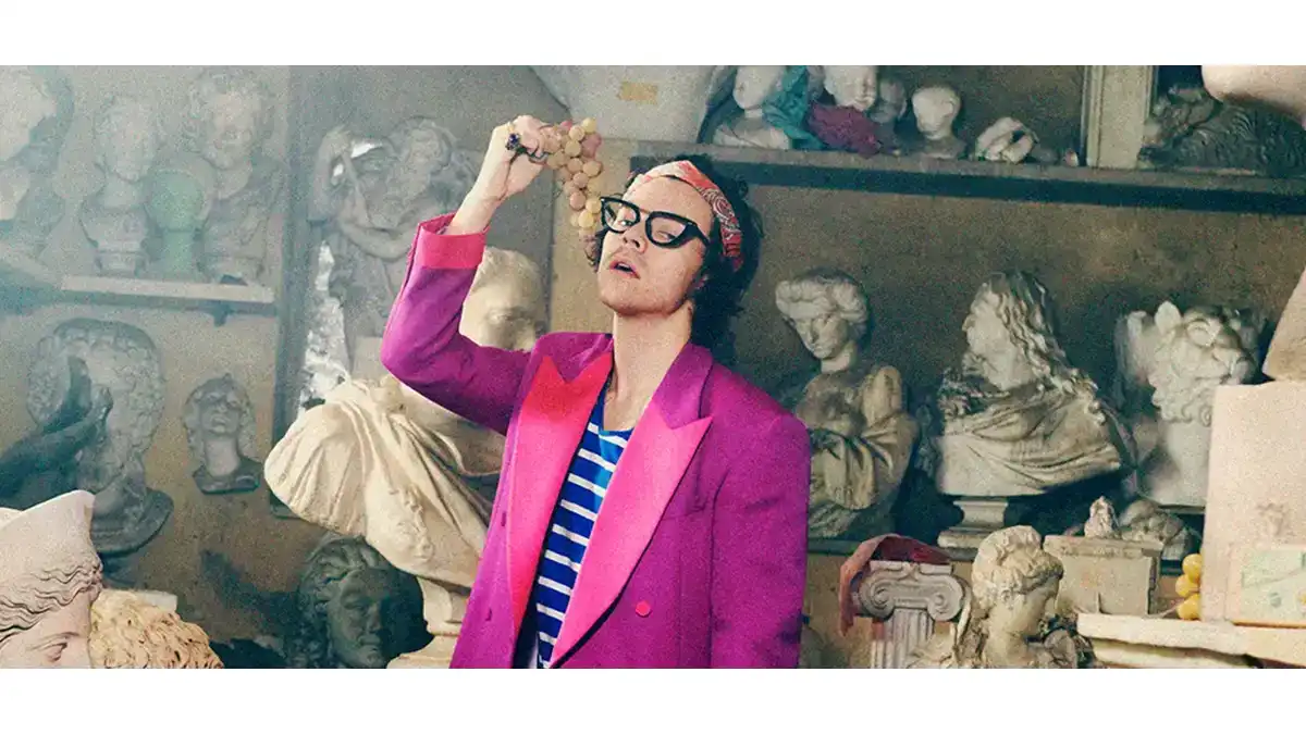 Harry Styles menggunakan kacamata cat eye untuk kampanye gucci di 2019 dipadukan jas pink yang menarik perhatian foto diambil oleh Harmony Korine